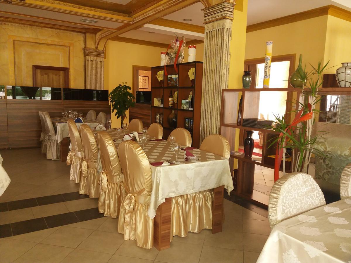 Hotel & Restaurant Great Wall - Airport Sarajevo Buitenkant foto