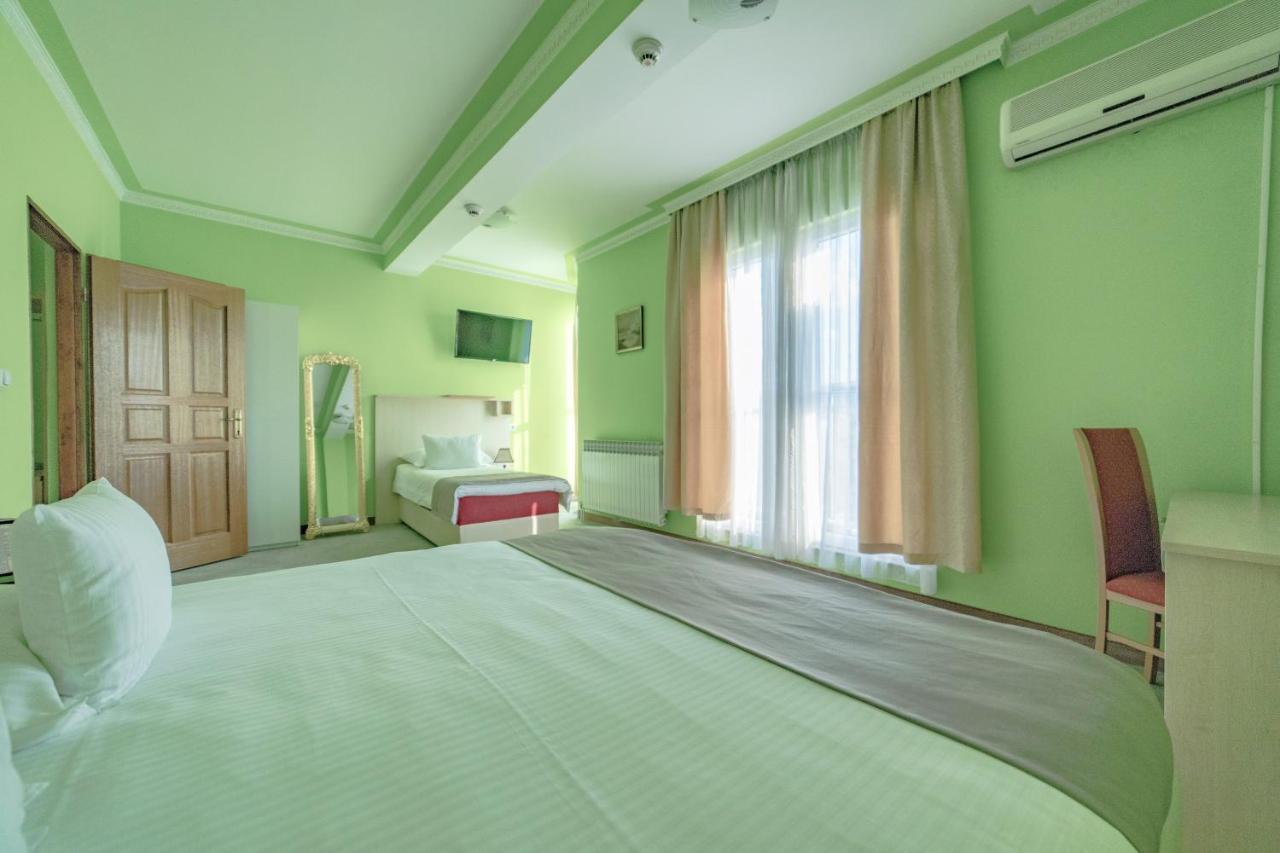 Hotel & Restaurant Great Wall - Airport Sarajevo Buitenkant foto